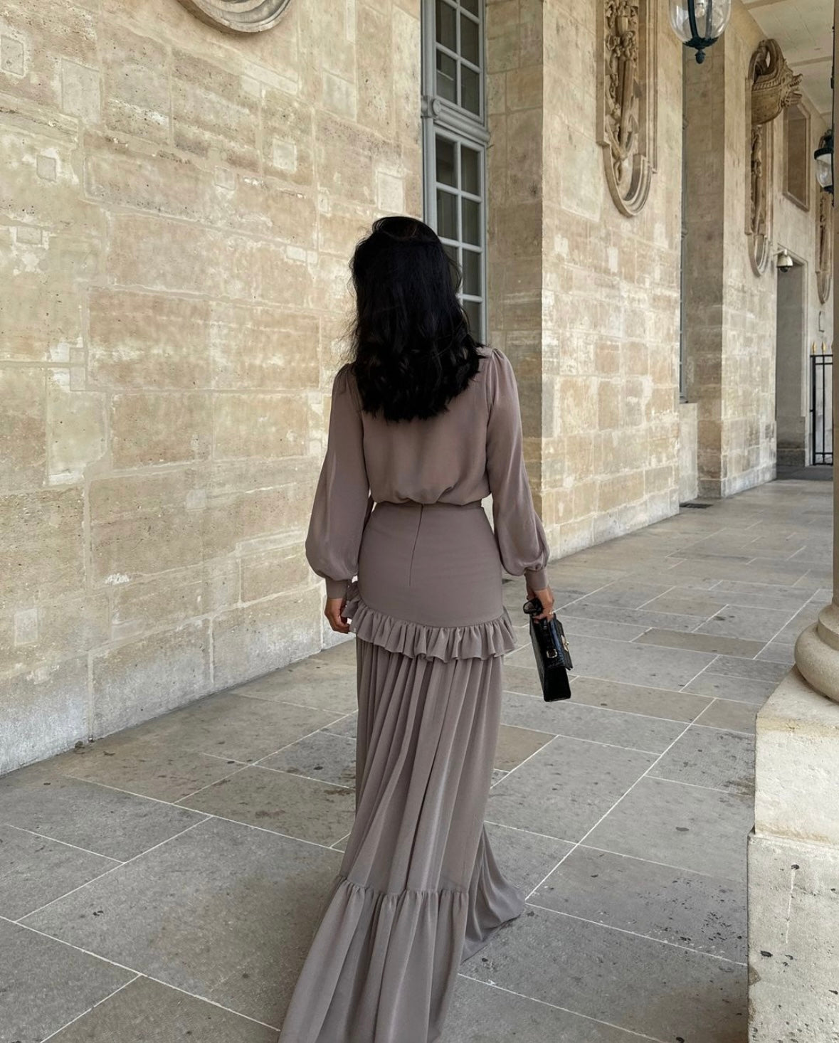 Elegantes Maxikleid mit Rüschen – Fließender Stoff & V-Ausschnitt