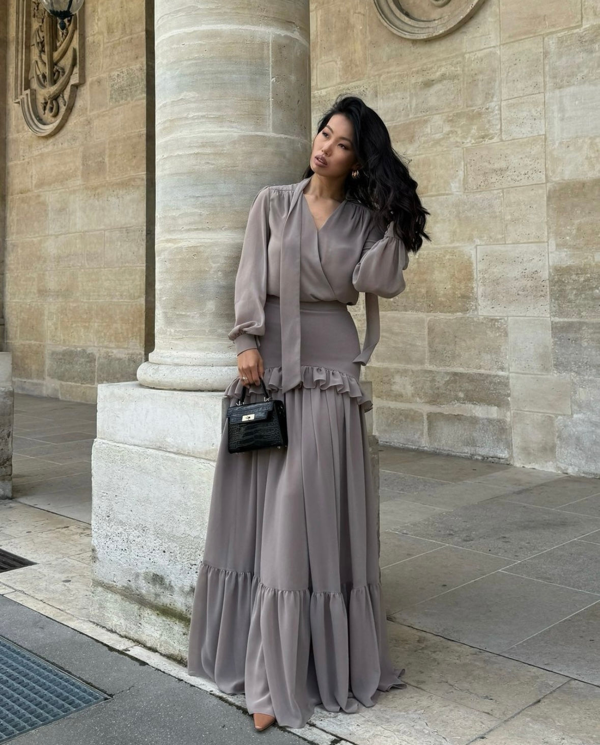 Elegantes Maxikleid mit Rüschen – Fließender Stoff & V-Ausschnitt